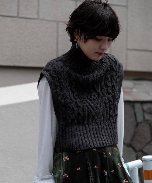 AMERICAN RAG CIE（アメリカンラグシー）の「タートルケーブルニットベスト（ニット/セーター・レディース・チャコールグレー/ベージュ・FREE）」の4枚目の写真