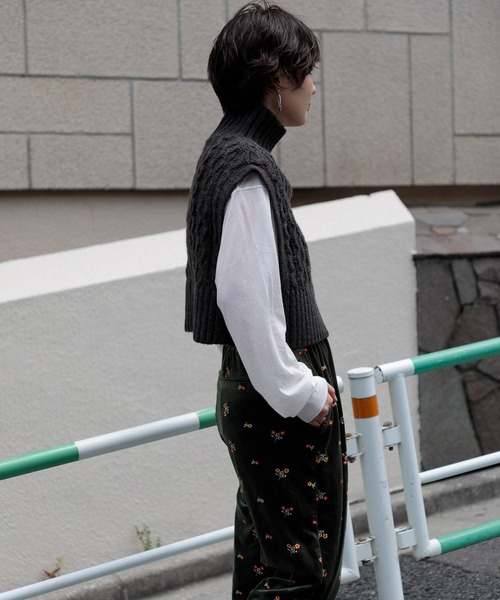 AMERICAN RAG CIE（アメリカンラグシー）の「タートルケーブルニットベスト（ニット/セーター・レディース・チャコールグレー/ベージュ・FREE）」の6枚目の写真