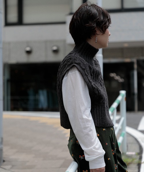 AMERICAN RAG CIE（アメリカンラグシー）の「タートルケーブルニットベスト（ニット/セーター・レディース・チャコールグレー/ベージュ・FREE）」の7枚目の写真