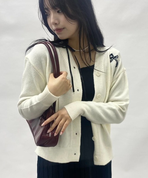mebole(メボレ)の「ribbonセーターカーディガン(Tシャツ/カットソー・レディース・アイボリー/ブラック/レッド・FREE)」の8枚目の写真
