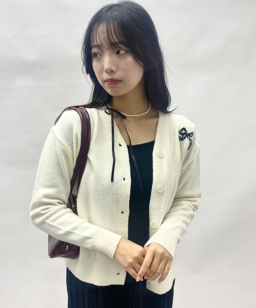 mebole(メボレ)の「ribbonセーターカーディガン(Tシャツ/カットソー・レディース・アイボリー/ブラック/レッド・FREE)」の9枚目の写真