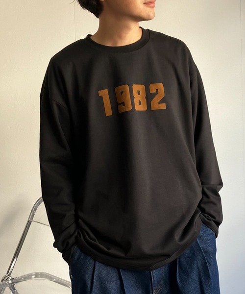 CREARE -LINO-(クレアーレリノ)の「<ユニセックス>フロッキー加工 ナンバーロゴプリントトップス/長袖/ロンT(Tシャツ/カットソー・メンズ・ブラック/オフホワイト・MEDIUM/LARGE)」の2枚目の写真