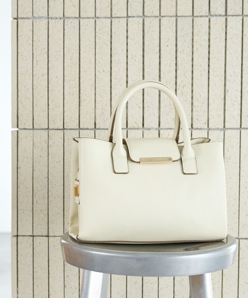 Andemiu（アンデミュウ）の「メタルフラップバック242076（ハンドバッグ・レディース・ブラック/ベージュ/アイボリー/ブラウン系その他・FREE）」の2枚目の写真