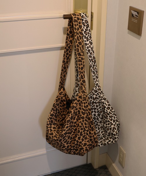 Mili affinity（ミリアフィニティー）の「ヒョウ柄ジップファスナー付き2WAYトートバッグ（トートバッグ・レディース・ホワイト/ベージュ・FREE）」の2枚目の写真