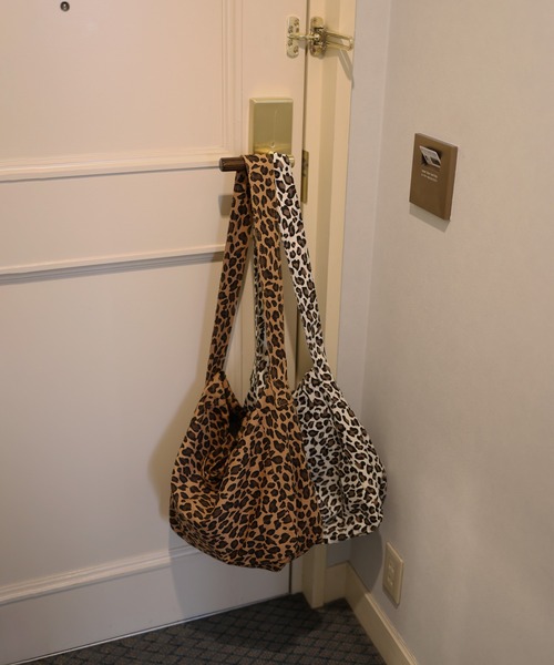 Mili affinity（ミリアフィニティー）の「ヒョウ柄ジップファスナー付き2WAYトートバッグ（トートバッグ・レディース・ホワイト/ベージュ・FREE）」の3枚目の写真
