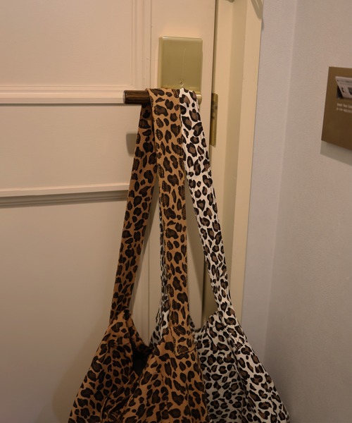 Mili affinity（ミリアフィニティー）の「ヒョウ柄ジップファスナー付き2WAYトートバッグ（トートバッグ・レディース・ホワイト/ベージュ・FREE）」の4枚目の写真