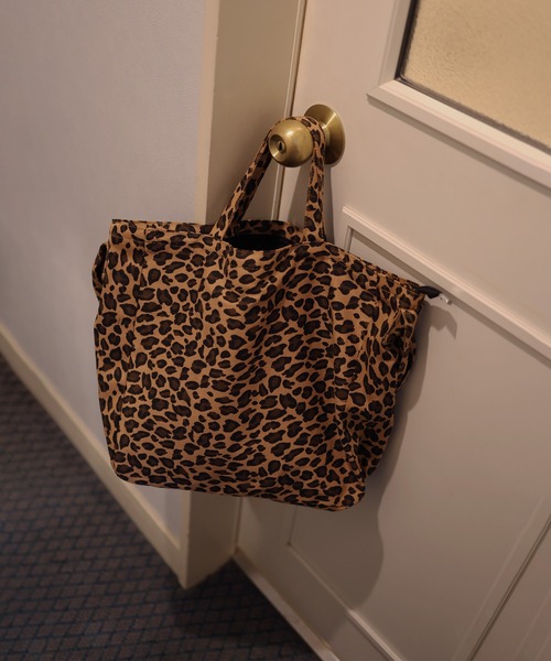 Mili affinity（ミリアフィニティー）の「ヒョウ柄ジップファスナー付き2WAYトートバッグ（トートバッグ・レディース・ホワイト/ベージュ・FREE）」の5枚目の写真