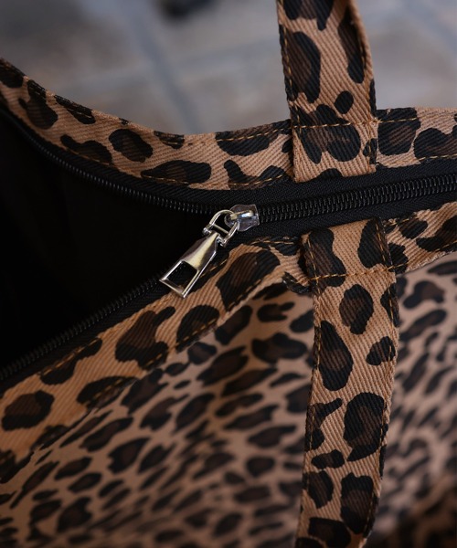 Mili affinity（ミリアフィニティー）の「ヒョウ柄ジップファスナー付き2WAYトートバッグ（トートバッグ・レディース・ホワイト/ベージュ・FREE）」の6枚目の写真