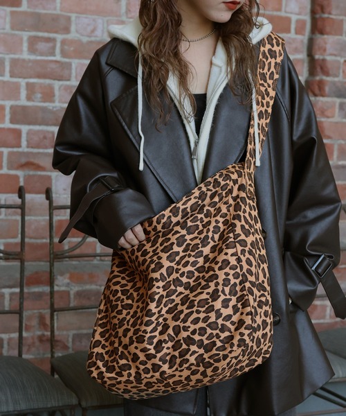 Mili affinity（ミリアフィニティー）の「ヒョウ柄ジップファスナー付き2WAYトートバッグ（トートバッグ・レディース・ホワイト/ベージュ・FREE）」の8枚目の写真