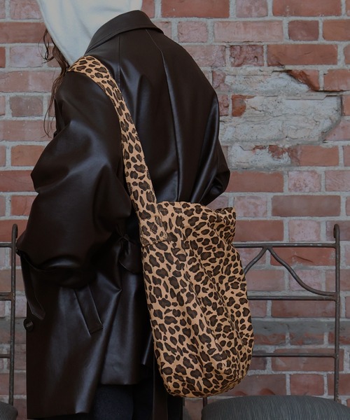 Mili affinity（ミリアフィニティー）の「ヒョウ柄ジップファスナー付き2WAYトートバッグ（トートバッグ・レディース・ホワイト/ベージュ・FREE）」の10枚目の写真