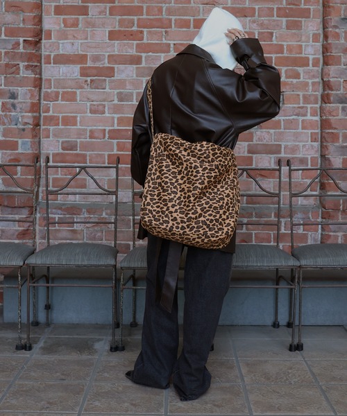 Mili affinity（ミリアフィニティー）の「ヒョウ柄ジップファスナー付き2WAYトートバッグ（トートバッグ・レディース・ホワイト/ベージュ・FREE）」の11枚目の写真