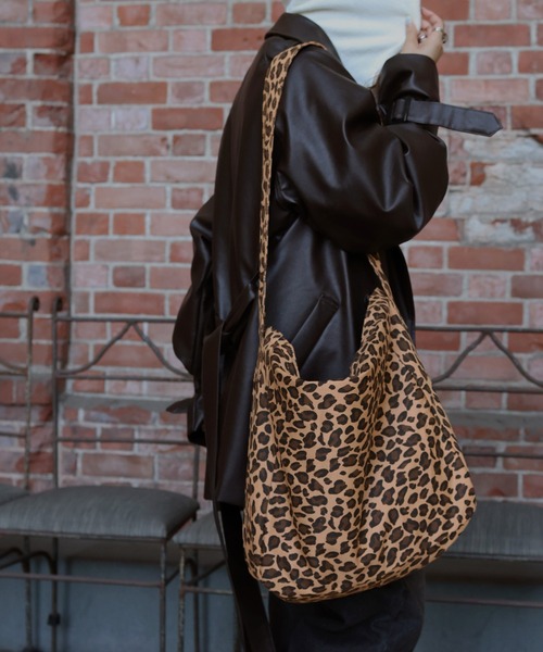 Mili affinity（ミリアフィニティー）の「ヒョウ柄ジップファスナー付き2WAYトートバッグ（トートバッグ・レディース・ホワイト/ベージュ・FREE）」の12枚目の写真