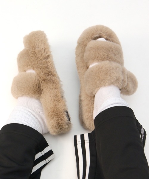 AAA+（サンエープラス）の「軽量厚底 ダブルベルトファーサンダル（サンダル・レディース・ダークブラウン/ベージュ/ブラック/アイボリー・40/38/36）」の4枚目の写真