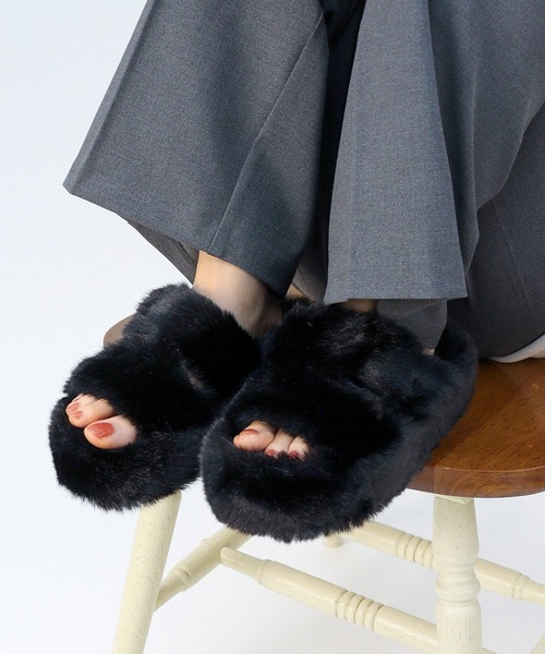 AAA+（サンエープラス）の「軽量厚底 ダブルベルトファーサンダル（サンダル・レディース・ダークブラウン/ベージュ/ブラック/アイボリー・40/38/36）」の7枚目の写真