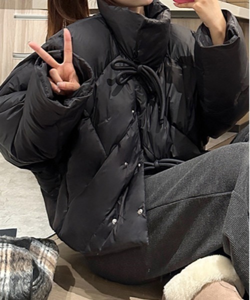 by LEGNA(バイレグナ)の「幅広いアイテムと相性◎ リボンデザインキルティングジャケット(ダウンジャケット/コート・レディース・ブラック/アイボリー・SMALL/MEDIUM/LARGE)」の1枚目の写真