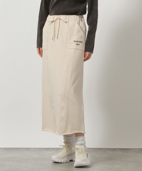 LAKOLE（ラコレ）の「裏毛刺繍ナロースカート / 310589（スカート・レディース・オフホワイト/グレー/チャコールグレー・FREE）」の2枚目の写真