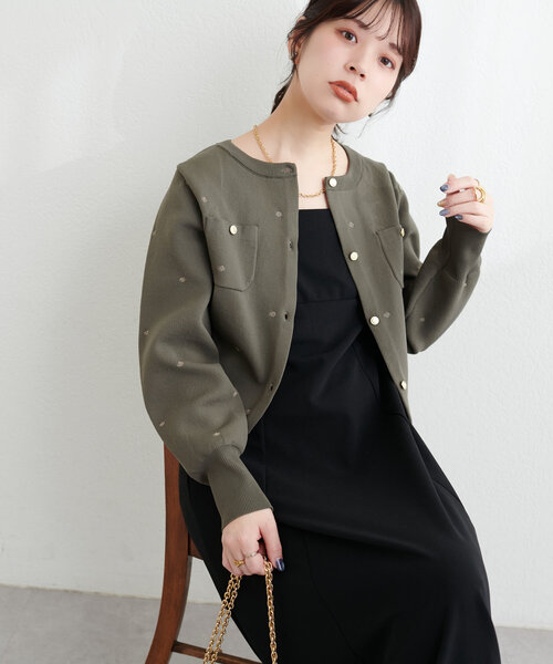 natural couture(ナチュラルクチュール)の「ポリニットドット金釦ポケ付きカーディガン(カーディガン/ボレロ・レディース・アイボリー/カーキ/ブラック/ブルー・FREE)」の4枚目の写真