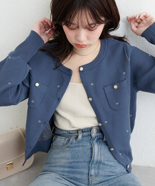 natural couture(ナチュラルクチュール)の「ポリニットドット金釦ポケ付きカーディガン(カーディガン/ボレロ・レディース・アイボリー/カーキ/ブラック/ブルー・FREE)」の2枚目の写真