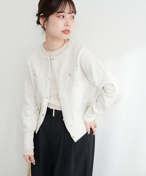 natural couture(ナチュラルクチュール)の「ポリニットドット金釦ポケ付きカーディガン(カーディガン/ボレロ・レディース・アイボリー/カーキ/ブラック/ブルー・FREE)」の8枚目の写真
