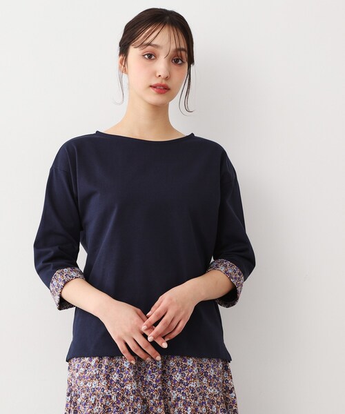 LAURA ASHLEY(ローラアシュレイ)の「【洗える/コットン100%/同柄アイテムあり】アマイア ディッツィー柄袖見返しプルオーバー(Tシャツ/カットソー・レディース・ネイビー/イエロー/オフホワイト・38/40)」の2枚目の写真