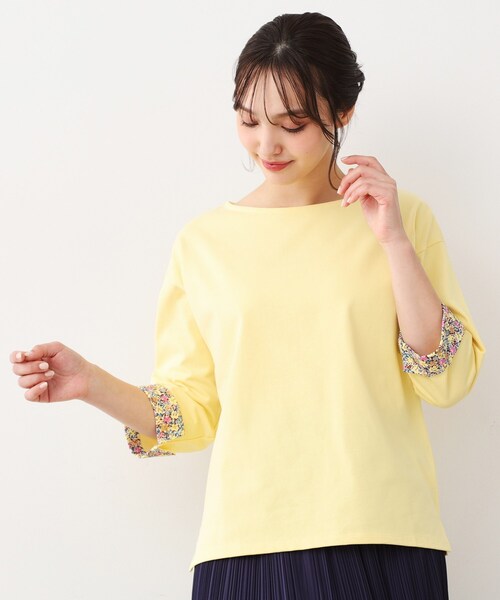 LAURA ASHLEY(ローラアシュレイ)の「【洗える/コットン100%/同柄アイテムあり】アマイア ディッツィー柄袖見返しプルオーバー(Tシャツ/カットソー・レディース・ネイビー/イエロー/オフホワイト・38/40)」の3枚目の写真