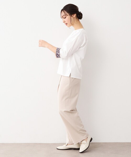 LAURA ASHLEY(ローラアシュレイ)の「【洗える/コットン100%/同柄アイテムあり】アマイア ディッツィー柄袖見返しプルオーバー(Tシャツ/カットソー・レディース・ネイビー/イエロー/オフホワイト・38/40)」の6枚目の写真