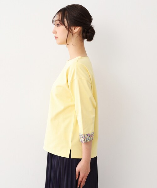 LAURA ASHLEY(ローラアシュレイ)の「【洗える/コットン100%/同柄アイテムあり】アマイア ディッツィー柄袖見返しプルオーバー(Tシャツ/カットソー・レディース・ネイビー/イエロー/オフホワイト・38/40)」の17枚目の写真
