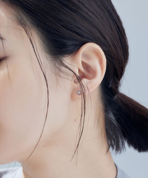 Jolie Toujours(ジョリトゥジュール)の「【汗や水に強い】〈ステンレス〉スタースタッドピアス(ピアス(両耳用)・レディース・シルバー/ゴールド・FREE)」の4枚目の写真