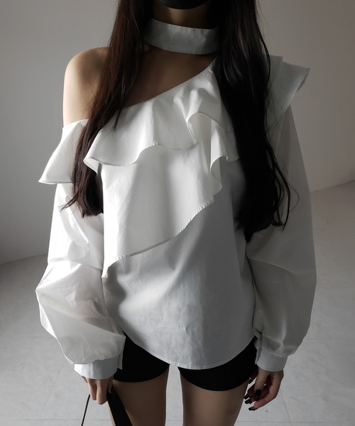 me+em select（ミームセレクト）の「※※【 ２color 】チョーカーフリルワンショルダーブラウス ／  choker frill one shoulder blouse（シャツ/ブラウス・レディース・ブラック/ホワイト・FREE）」の4枚目の写真