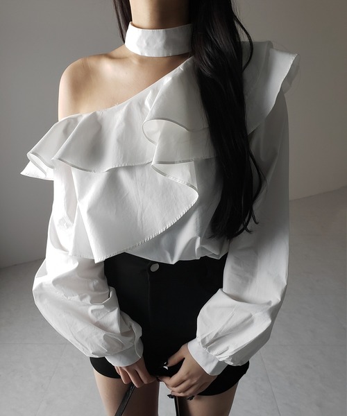me+em select（ミームセレクト）の「※※【 ２color 】チョーカーフリルワンショルダーブラウス ／  choker frill one shoulder blouse（シャツ/ブラウス・レディース・ブラック/ホワイト・FREE）」の7枚目の写真
