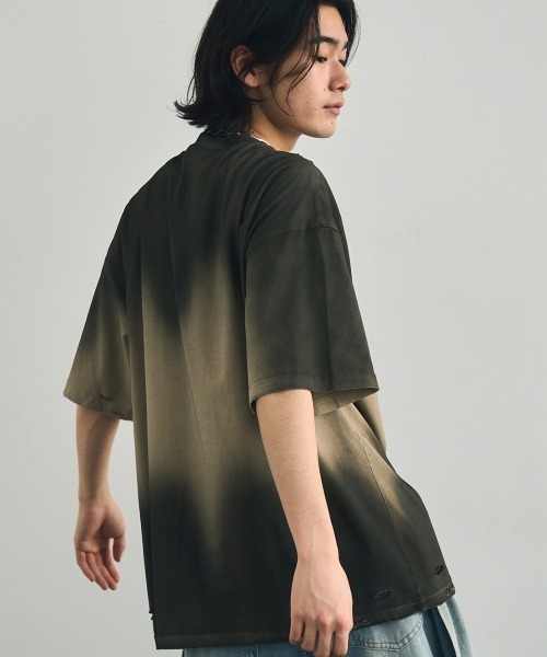 Shoowtime(ショウタイム)の「Distressed big silhouette overdyed short sleeve T-shirt / ダメージ加工ビッグシルエットオーバーダイ半袖Tシャツ(Tシャツ/カットソー・メンズ・ブラウン系/グレー系/カーキ系/ベージュ系・X-LARGE/MEDIUM/LARGE)」の3枚目の写真