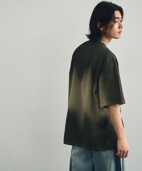 Shoowtime(ショウタイム)の「Distressed big silhouette overdyed short sleeve T-shirt / ダメージ加工ビッグシルエットオーバーダイ半袖Tシャツ(Tシャツ/カットソー・メンズ・ブラウン系/グレー系/カーキ系/ベージュ系・X-LARGE/MEDIUM/LARGE)」の11枚目の写真