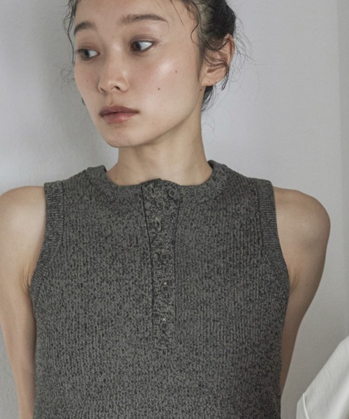 feepur(フェピュール)の「【ハンドウォッシャブル】ヘンリーニットタンク(タンクトップ・レディース・アイボリー/チャコールグレー・MEDIUM)」の2枚目の写真