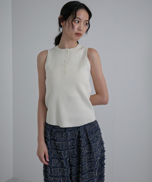 feepur(フェピュール)の「【ハンドウォッシャブル】ヘンリーニットタンク(タンクトップ・レディース・アイボリー/チャコールグレー・MEDIUM)」の5枚目の写真