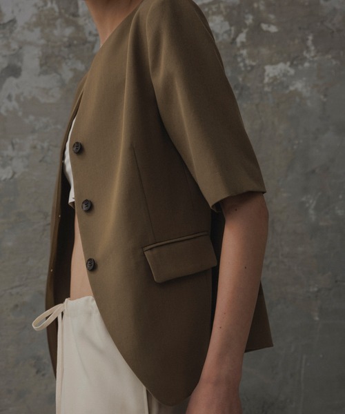 ADAM ET ROPE'(アダムエロペ)の「【EMOELLE】スリットネックハーフスリーブジャケット(ノーカラージャケット・レディース・ブラック系その他2/オリーブ・FREE)」の10枚目の写真