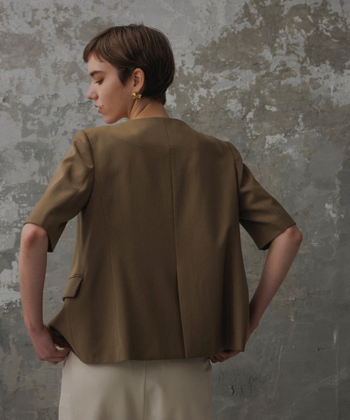 ADAM ET ROPE'(アダムエロペ)の「【EMOELLE】スリットネックハーフスリーブジャケット(ノーカラージャケット・レディース・ブラック系その他2/オリーブ・FREE)」の11枚目の写真