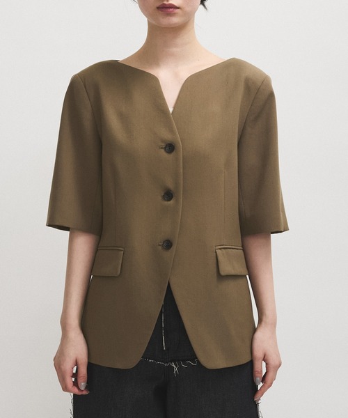 ADAM ET ROPE'(アダムエロペ)の「【EMOELLE】スリットネックハーフスリーブジャケット(ノーカラージャケット・レディース・ブラック系その他2/オリーブ・FREE)」の18枚目の写真