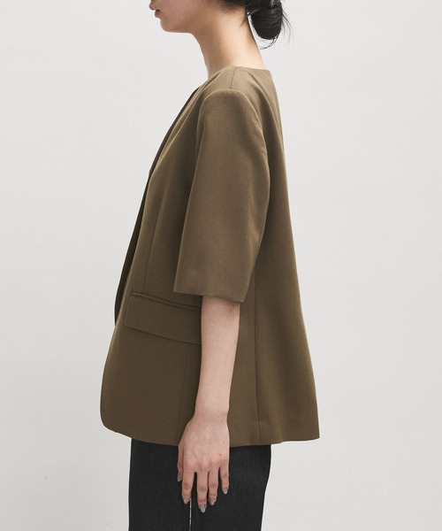 ADAM ET ROPE'(アダムエロペ)の「【EMOELLE】スリットネックハーフスリーブジャケット(ノーカラージャケット・レディース・ブラック系その他2/オリーブ・FREE)」の19枚目の写真