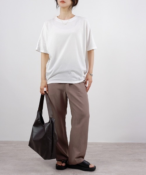 CLOTHY（クロシィ）の「【風が通り抜けるゆったりシルエット♪】ドルマンTシャツ（Tシャツ/カットソー・レディース・ブラック/オフホワイト/ピンク/ブラウン・LARGE/MEDIUM）」の9枚目の写真