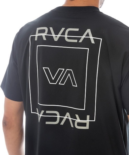 RVCA（ルーカ）の「【RVCA/ルーカ】 25SS ILL ESCAPE SQUARE SFST/水陸両用バックプリント半袖ラッシュガード・サーフT(水着)（ラッシュガード・メンズ・ブラック/ホワイト・LARGE/MEDIUM/SMALL）」の3枚目の写真
