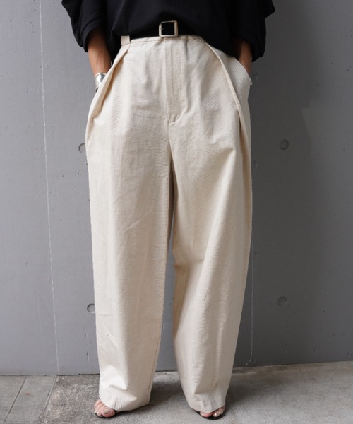 DROIT BELLO（ドロイトベロ）の「DROIT BELLO（ドロイトベロ）綿麻ハイウエストタックパンツ（その他パンツ・レディース・チャコールグレー/アイボリー・S/M）」の2枚目の写真