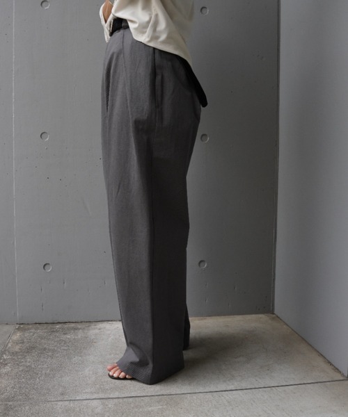 DROIT BELLO（ドロイトベロ）の「DROIT BELLO（ドロイトベロ）綿麻ハイウエストタックパンツ（その他パンツ・レディース・チャコールグレー/アイボリー・S/M）」の4枚目の写真