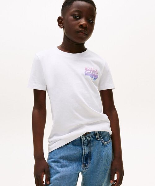 TOMMY HILFIGER(トミーヒルフィガー)の「BOYS グラフィティレイズドプリントTシャツ(Tシャツ/カットソー・キッズ・ホワイト・130cm/160cm/150cm/140cm)」の1枚目の写真