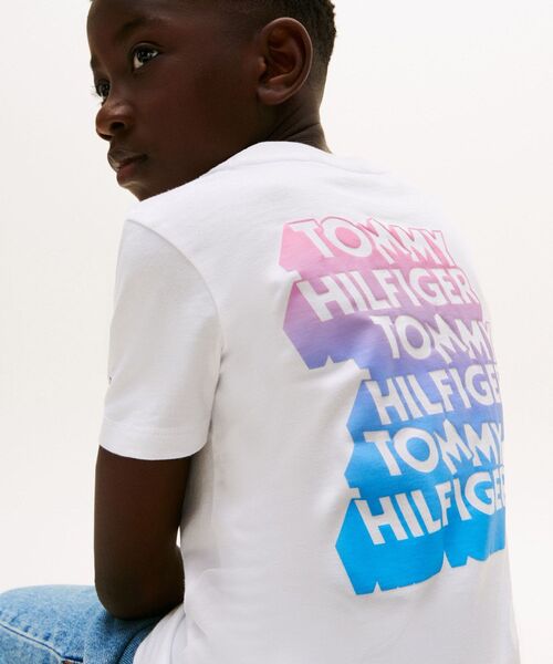 TOMMY HILFIGER(トミーヒルフィガー)の「BOYS グラフィティレイズドプリントTシャツ(Tシャツ/カットソー・キッズ・ホワイト・130cm/160cm/150cm/140cm)」の2枚目の写真