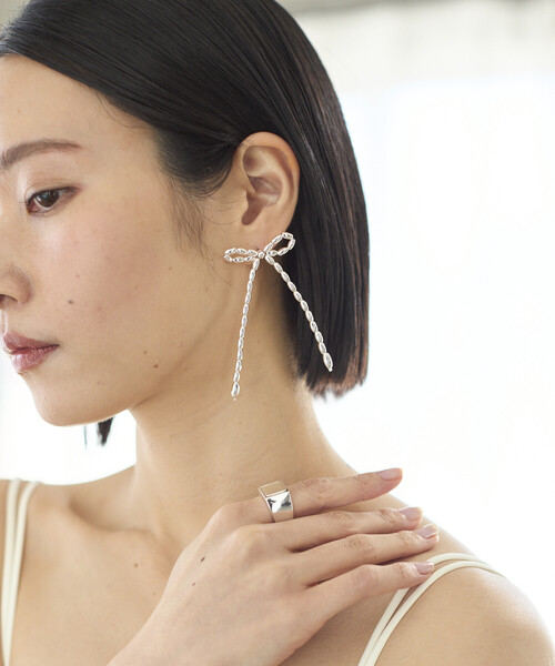 Firsthand（ファーストハンド）の「Firsthand/ファーストハンド ロングビーズ リボンピアス / スタッドピアス / 両耳用（ピアス（両耳用）・レディース・ホワイト/シルバー・ONE SIZE）」の2枚目の写真