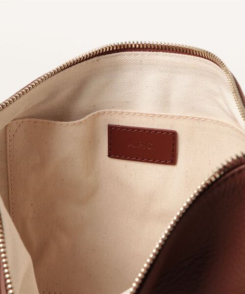 A.P.C.（アーペーセー）の「SAC VERA SHOULDER（ショルダーバッグ・レディース・ブラウン/ブラック・ONESIZE）」の6枚目の写真