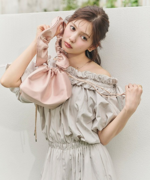 Olu.(オルドット)の「サテンフリルハンドバッグ(ハンドバッグ・レディース・アイボリー/ベビーピンク/ブルー系その他・FREE)」の4枚目の写真