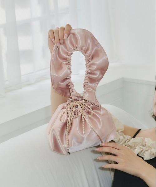 Olu.(オルドット)の「サテンフリルハンドバッグ(ハンドバッグ・レディース・アイボリー/ベビーピンク/ブルー系その他・FREE)」の8枚目の写真