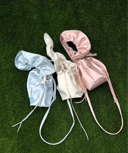 Olu.(オルドット)の「サテンフリルハンドバッグ(ハンドバッグ・レディース・アイボリー/ベビーピンク/ブルー系その他・FREE)」の18枚目の写真