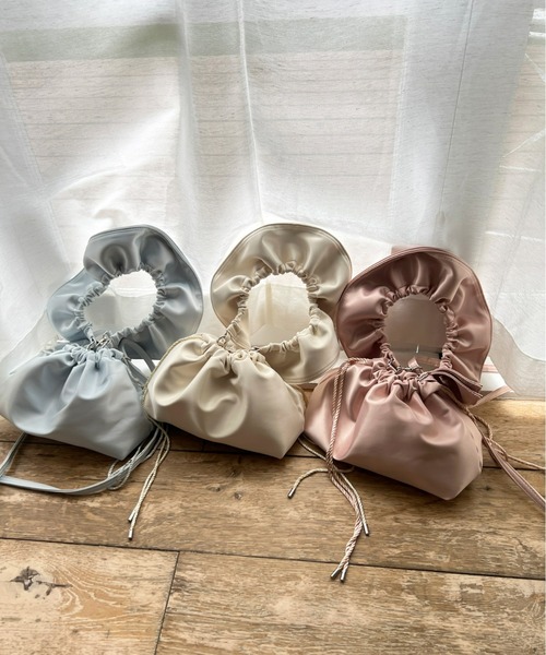 Olu.(オルドット)の「サテンフリルハンドバッグ(ハンドバッグ・レディース・アイボリー/ベビーピンク/ブルー系その他・FREE)」の19枚目の写真